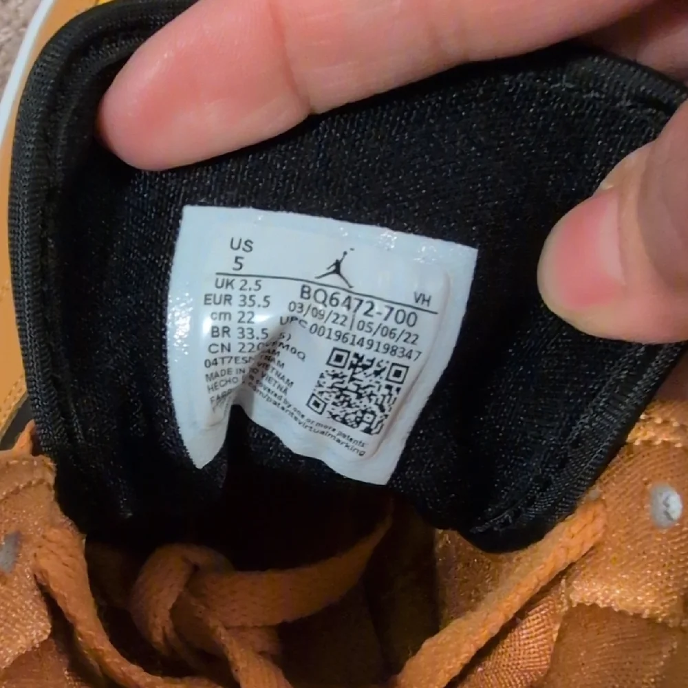 Air Jordan 1 Men's Chutney Black and Gold Sneakers NEW No Box